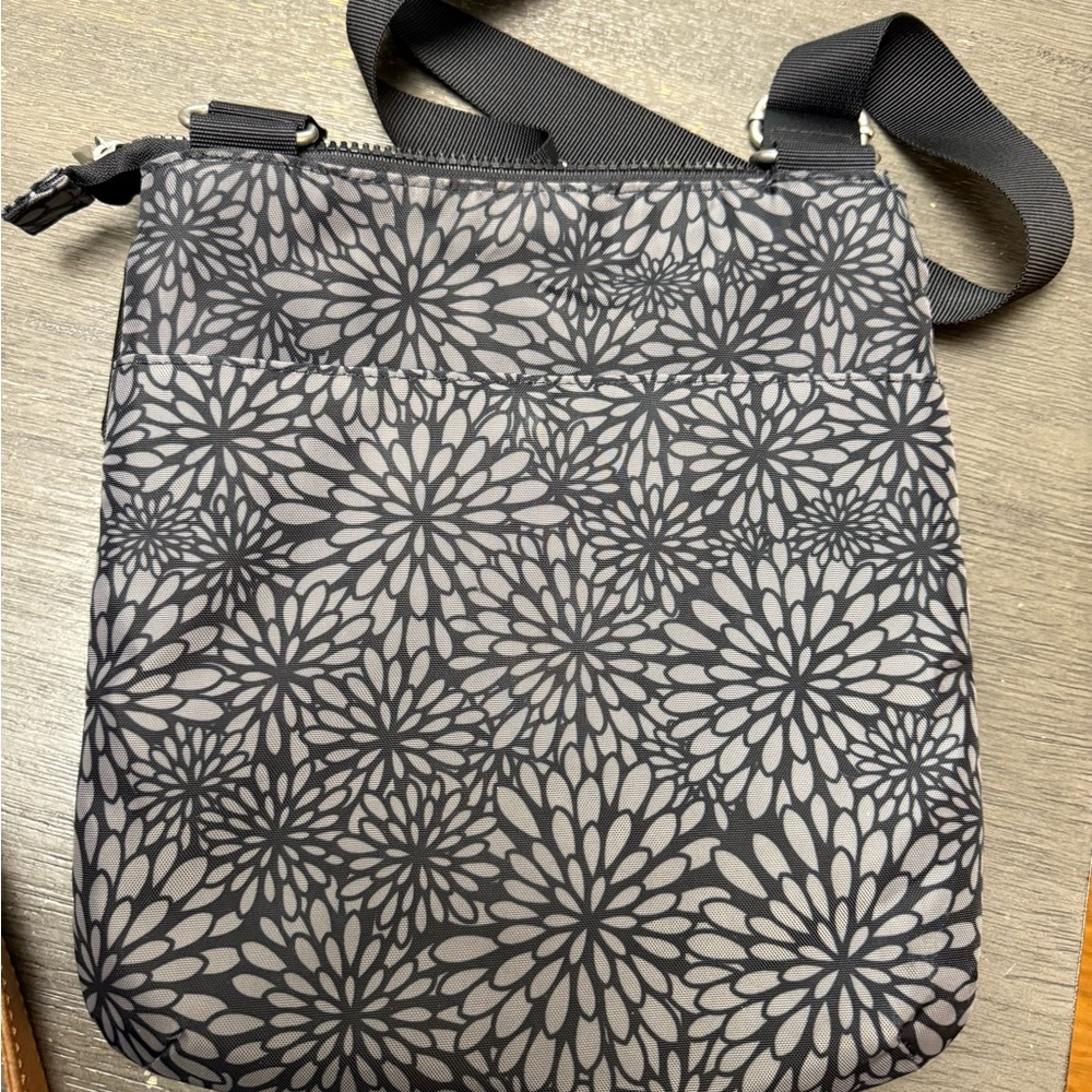 Baggallini Black and Gray Floral Crossbody Bag and Wristlet set - Picture 2 of 6